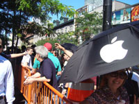 Euphorie lors de l’ouverture de l’Apple Store sur la rue Ste-Catherine