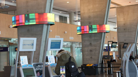 L’Aéroport Montréal-Trudeau se dote de deux écrans d’art numérique en forme elliptique