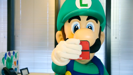 Luigi inverse accidentellement les couleurs de la console Nintendo 2DS