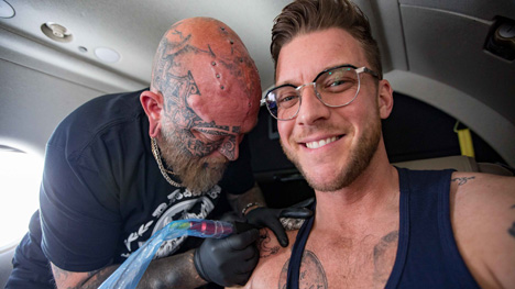 Mathieu Baron s’est fait tatouer à 30 000 pieds en altitude pour #tousencres2