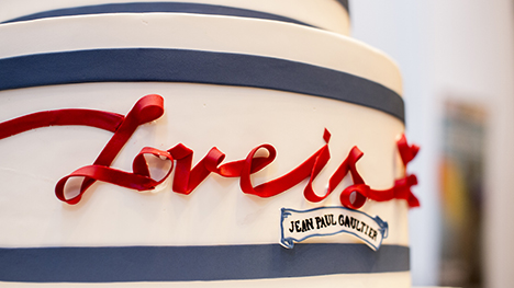 Un mariage célébré dans l’exposition Love Is Love : le mariage pour tous selon Jean Paul Gaultier au MBAM