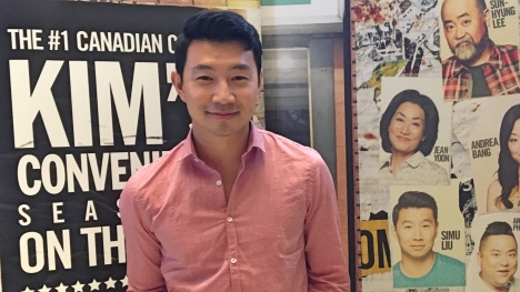 VIDÉO : L’acteur Simu Liu milite pour la diversité culturelle dans les séries canadiennes