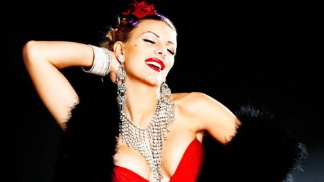 Scarlett James apporte l’art du burlesque à Dubaï