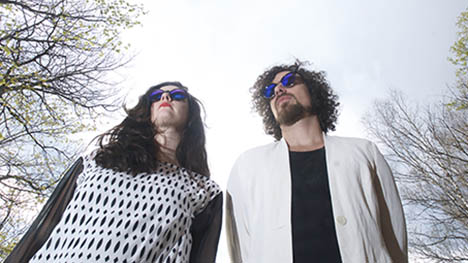 Le duo d’électro indie NOIA bouleverse les genres musicaux sur son 1er album