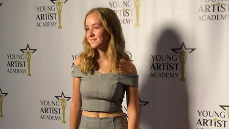 Émilie Bierre, premier rôle de la série « Jenny », honorée aux Young Artists Awards de Los Angeles