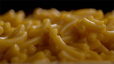 Canal D diffusera « Jaune Macaroni », une ode aux pâtes sèches et à la poudre fluo