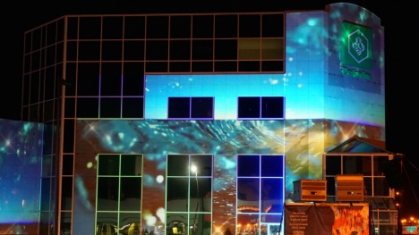 VIDÉO : La Caisse Desjardins de Rouyn-Noranda célèbre ses 75 ans avec la projection architecturale « 75 ans de fierté » de Dominic Leclerc