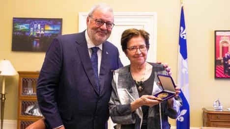 Lorraine Vaillancourt reçoit la médaille de l’Assemblée nationale à l’occasion du concert 30e anniversaire