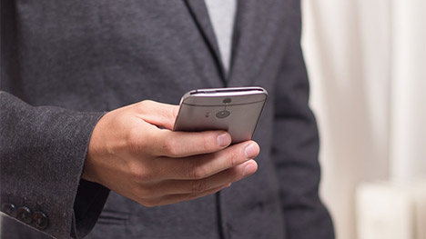 54 % des employeurs texteraient avec les postulants