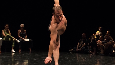 Olivier Dubois fait une rétrospective de sa carrière de danseur dans « Pour sortir au jour »