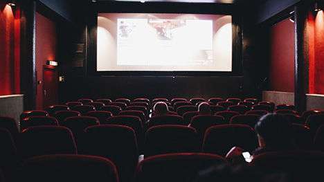 Cinéma au Québec : Un comité de relance souhaite et planifie une réouverture des salles de cinéma d’ici l’été