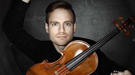 Le violoniste Mark Djokic en prestation pour l’Orchestre classique de Montréal