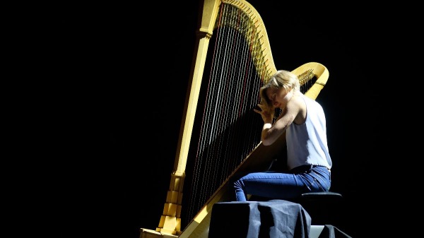 En collaboration avec MUTEK, Avatar accueille la harpiste Alex Tibbitts en résidence
