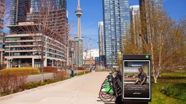 Astral installe des centaines de faces publicitaires pour Bike Share Toronto