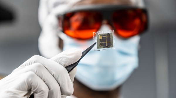 L’UdeS et Stace signent un partenariat de 3 M$ pour le développement de cellules solaires