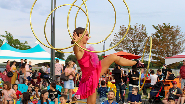 Le Cirque Éloize offre un spectacle gratuit au parc Jean-Drapeau