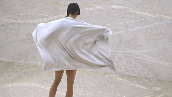 « backs boxes towels » de Maria Kefirova lancera la Saison 21.22 du MAI 