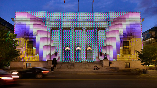 « Contre-espace » de Sabrina Ratté illumine la façade du pavillon Renata et Michal Hornstein (MBAM)