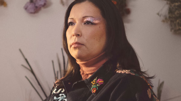 Laura Niquay reçoit le prix de l’auteure-compositrice autochtone du Canada de la Fondation SOCAN