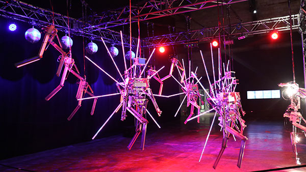 BIAN 6 : « Copacabana Machine Sex », un cabaret kitsch avec les robots de Bill Vorn