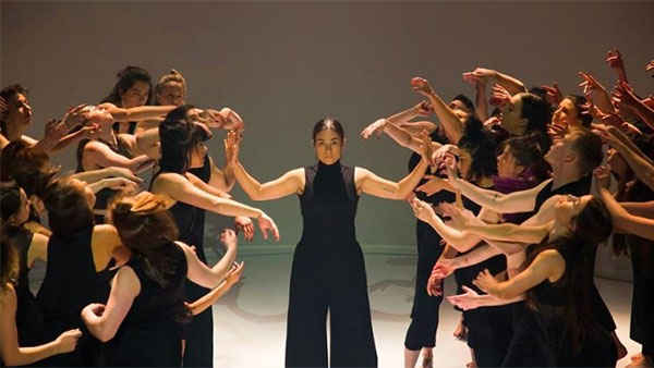 Danse Danse : Stephanie Lake fait monter 64 interprètes sur scène 