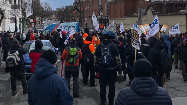 Un rassemblement a eu lieu à Montréal en soutien aux travailleuses et travailleurs des médias