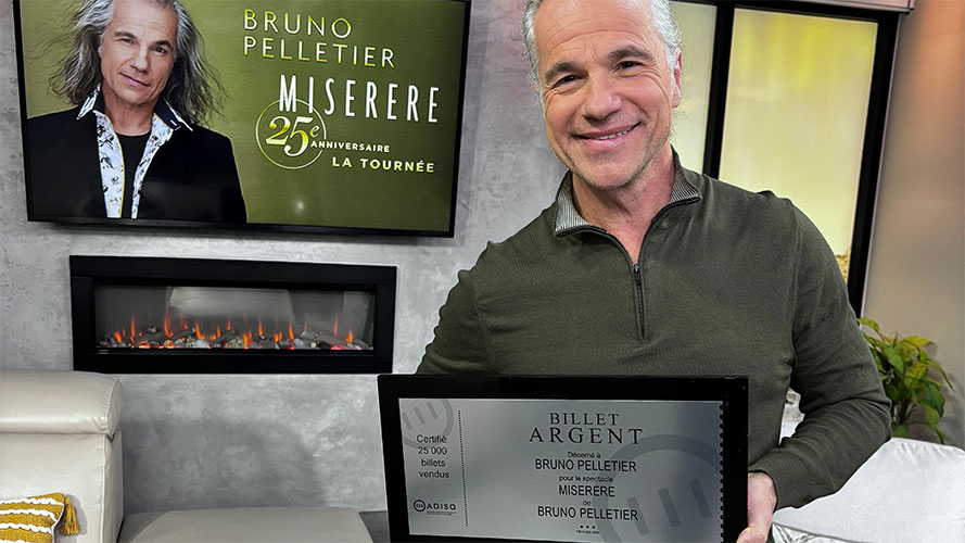 Bruno Pelletier reçoit un billet d’argent pour sa tournée 25e anniversaire de « Miserere »